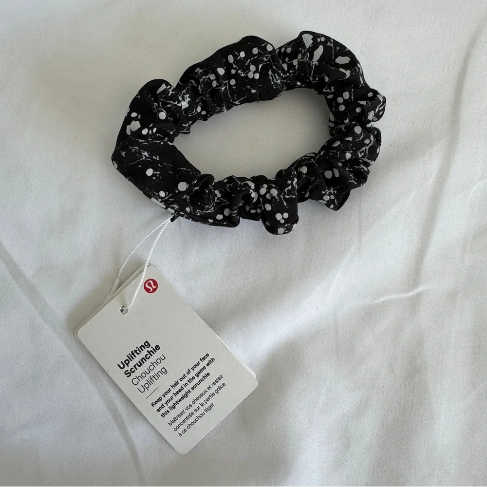 🆕⭐️ Lululemon Uplifting Scrunchie Reflective Crinkle Dust Alpine White
